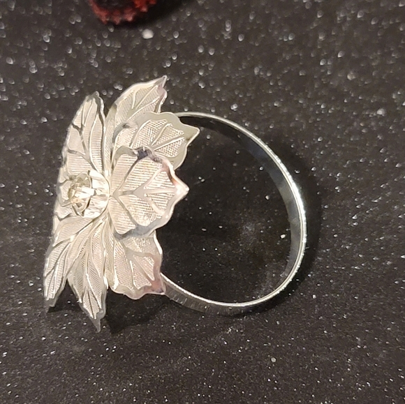 NWOT Silver Napkin Rings Simulated Diamond Center - Set of 4 - Picture 5 of 5